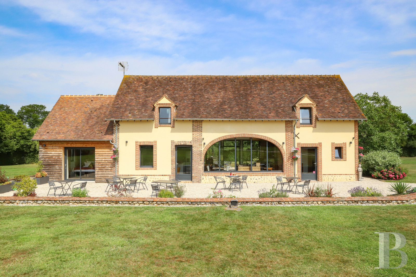 A former 18th century farmhouse with carefully renovated outbuildings on the edge of a forest in Perche - photo  n°7